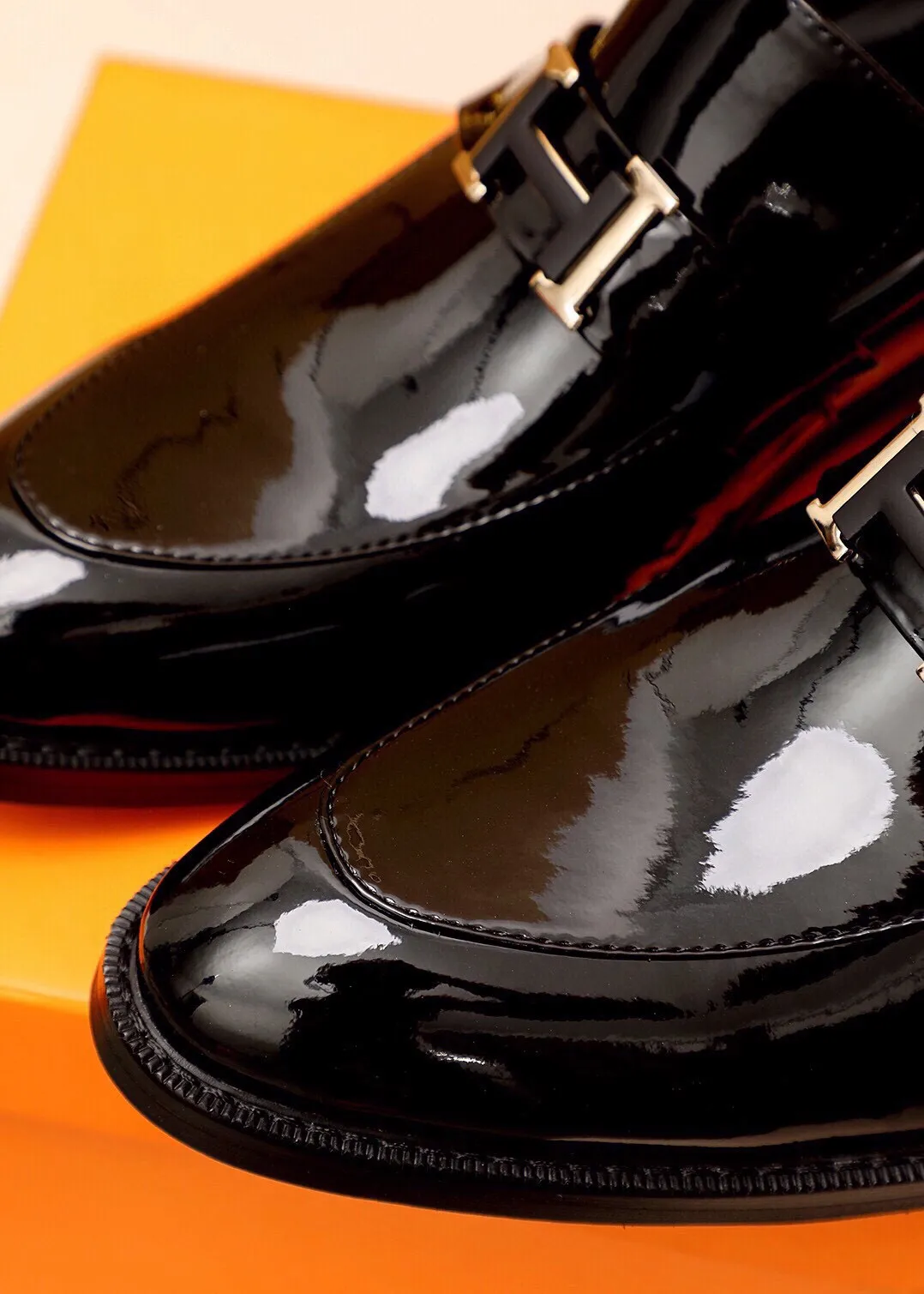 Men's shoes 💰460 💐 Product trademark: HERMES "Hermès" casual leather shoes Regular size: 38-44 (45🉑️customized) Product materials: Selected imported first-layer open edge bead upper + classic hardware buckle, imported water-dyed 🐂 cowhide lining. Strong three-dimensional visual effect, combined outsole Color: 2⃣️colors available